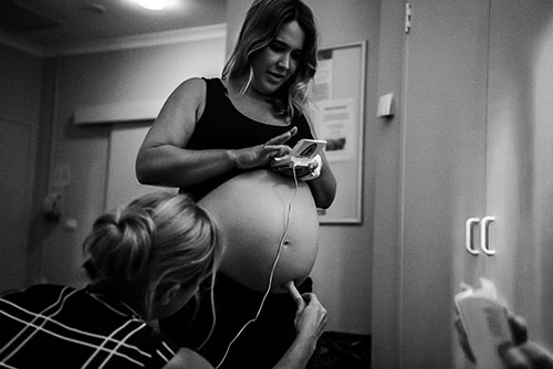Pregnant women in labour with midwife